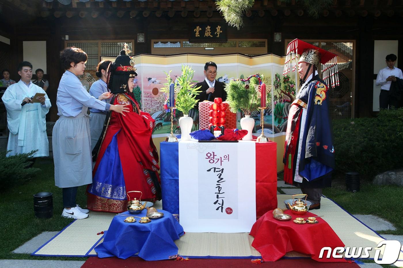 본문 이미지 - 지난 28일 하이원 리조트 운암정에서 전통혼례 '왕가의 결혼식'을 올리고 있는 이정수(80)·서금자(76‧여) 부부의 모습. (강원랜드 제공)  ⓒ News1