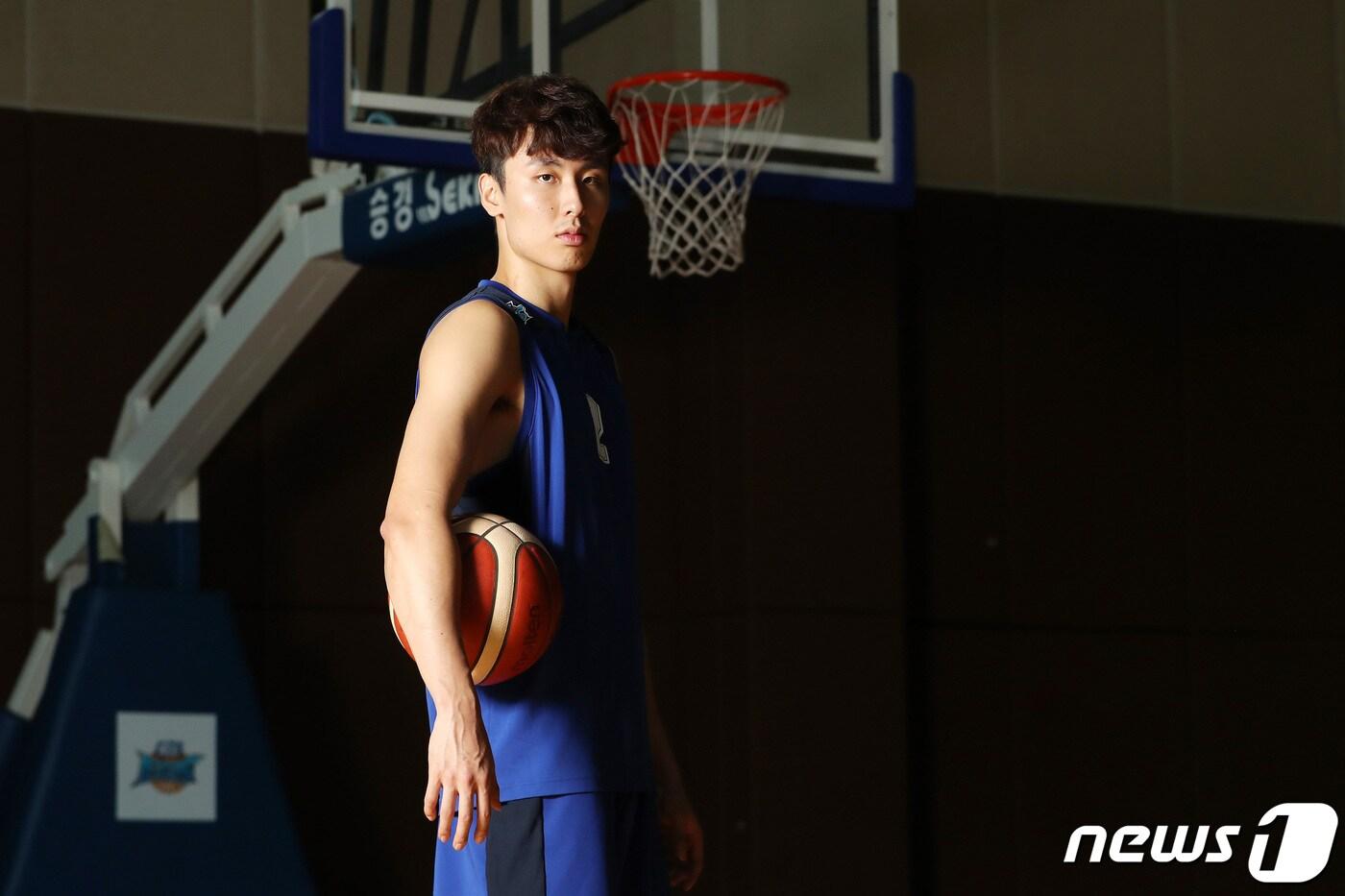 전주 KCC 송교창이 30일 오후 경기도 용인시 기흥구 KCC 연습구장에서 뉴스1과의 인터뷰에 앞서 포즈를 취하고 있다. 2019.9.30/뉴스1 ⓒ News1 조태형 기자