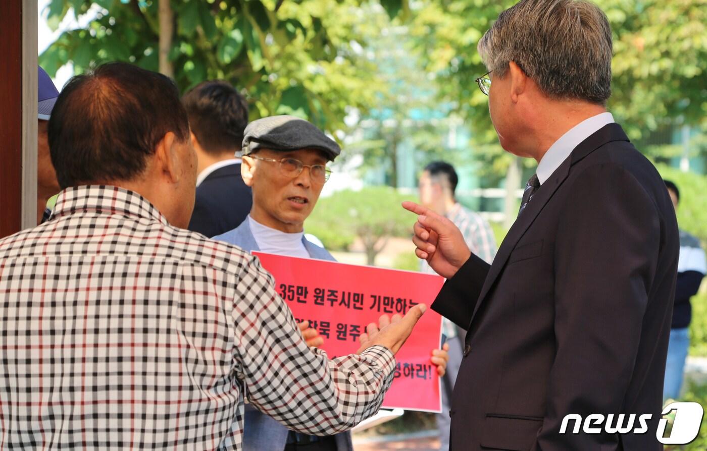 본문 이미지 - 30일 송덕규 원주SRF열병합발전소 저지를 위한 원주범시민비상대책위원장이 SRF발전소 반대 피켓을 들고 신재섭 원주시의장을 향해 공식면담 자리를 갖자고 요구하고 있다.2019.9.30/뉴스1 ⓒ News1 권혜민 기자