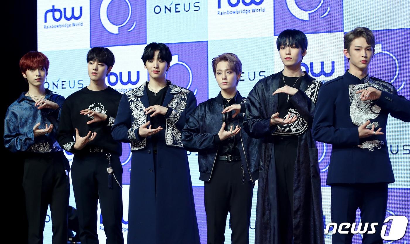 그룹 원어스(ONEUS) 시온(왼쪽부터), 레이븐, 서호, 환웅, 건희, 이도가 30일 오후 서울 청담동 일지아트홀에서 열린 세번째 미니앨범 ‘FLY WITH US’ 발매 기념 쇼케이스에 참석해 포즈를 취하고 있다. 2019.9.30/뉴스1 ⓒ News1 권현진 기자