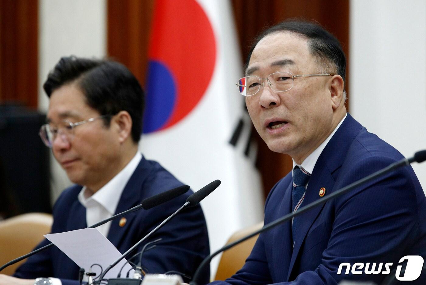 본문 이미지 - 홍남기 경제부총리 겸 기획재정부 장관이 4일 오전 서울 세종로 정부서울청사에서 열린 제22차 경제활력대책회의에서 모두발언을 하고 있다. 2019.9.4/뉴스1 ⓒ News1 안은나 기자
