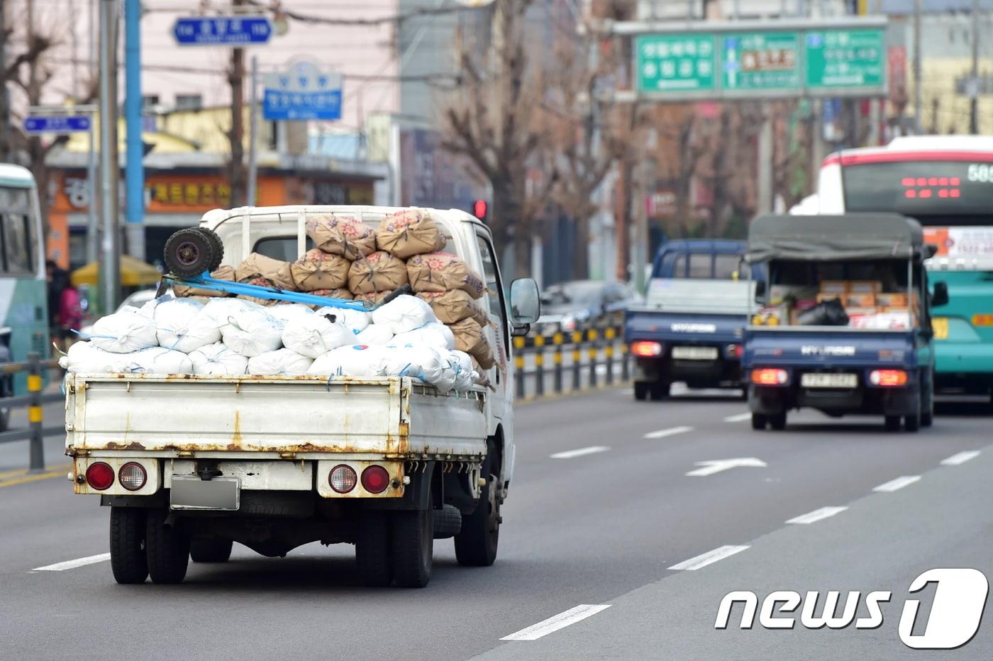 본문 이미지 - 충북 청주시는 미세먼지 해결을 위해 노후 경유차를 대상으로 7일부터 22일까지 운행경유차 배출가스 저감사업 신청서를 받는다.(사진은 기사 내용과 무관함) / 뉴스1 ⓒ News1