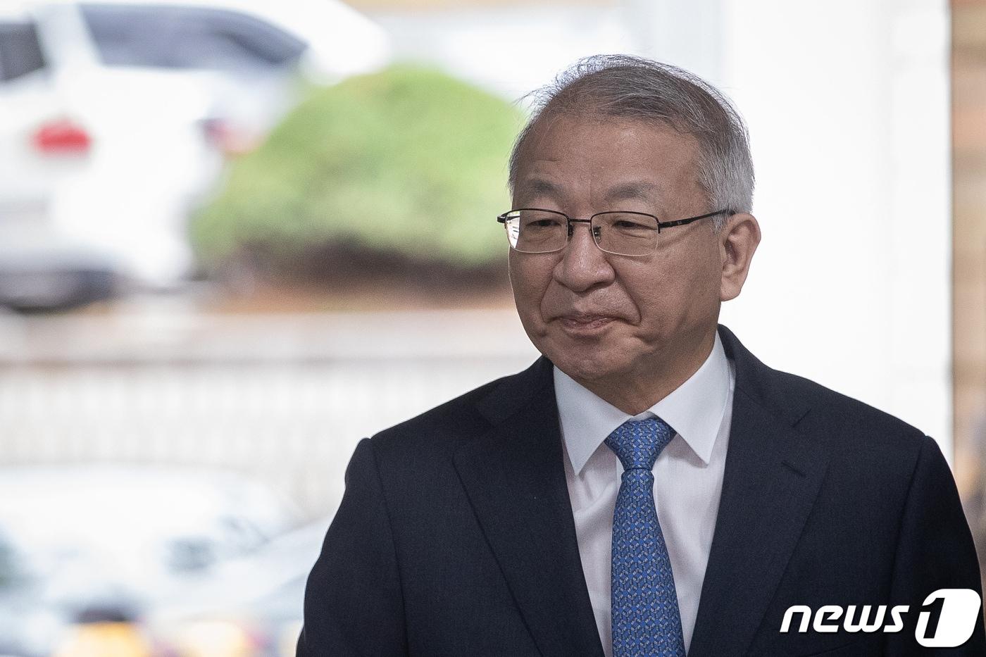 본문 이미지 - 양승태 전 대법원장이 4일 서울 서초구 중앙지법에서 열린 직권남용권리행사방해 등 공판에 출석하고 있다. 2019.9.4/뉴스1 ⓒ News1 유승관 기자