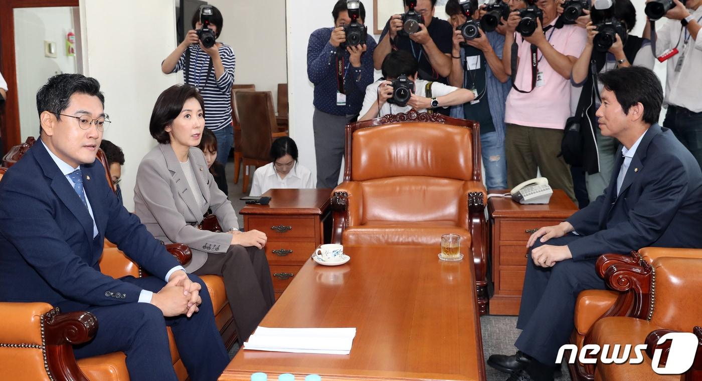 본문 이미지 - 이인영 더불어민주당 원내대표, 나경원 자유한국당 원내대표, 오신환 바른미래당 원내대표가 4일 서울 여의도 국회 운영위원장실에 만나고 있다. 여야 3당 원내대표 회동으로 '조국 법무부장관 후보자 청문회' 때문에 경직된 정국을 풀 수 있을지 주목된다. 2019.9.4/뉴스1 ⓒ News1 이종덕 기자