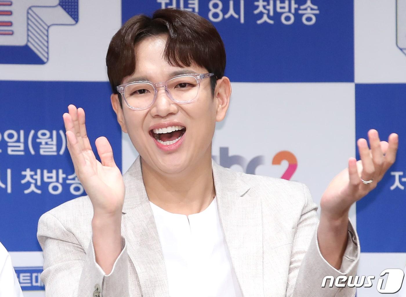 본문 이미지 - 방송인 장성규가 4일 오전 서울 마포구 JTBC 사옥에서 열린 JTBC2 '호구의 차트' 제작발표회에 참석해 환한 미소를 짓고 있다. '호구의 차트'는 넘치는 정보 속 누구나 호구 되기 쉬운 세상에 사는 모든 호구들을 위해 오직 호구 시점으로 정리한 차트를 공개하는 프로그램이다. 2019.9.4/뉴스1 ⓒ News1 권현진 기자