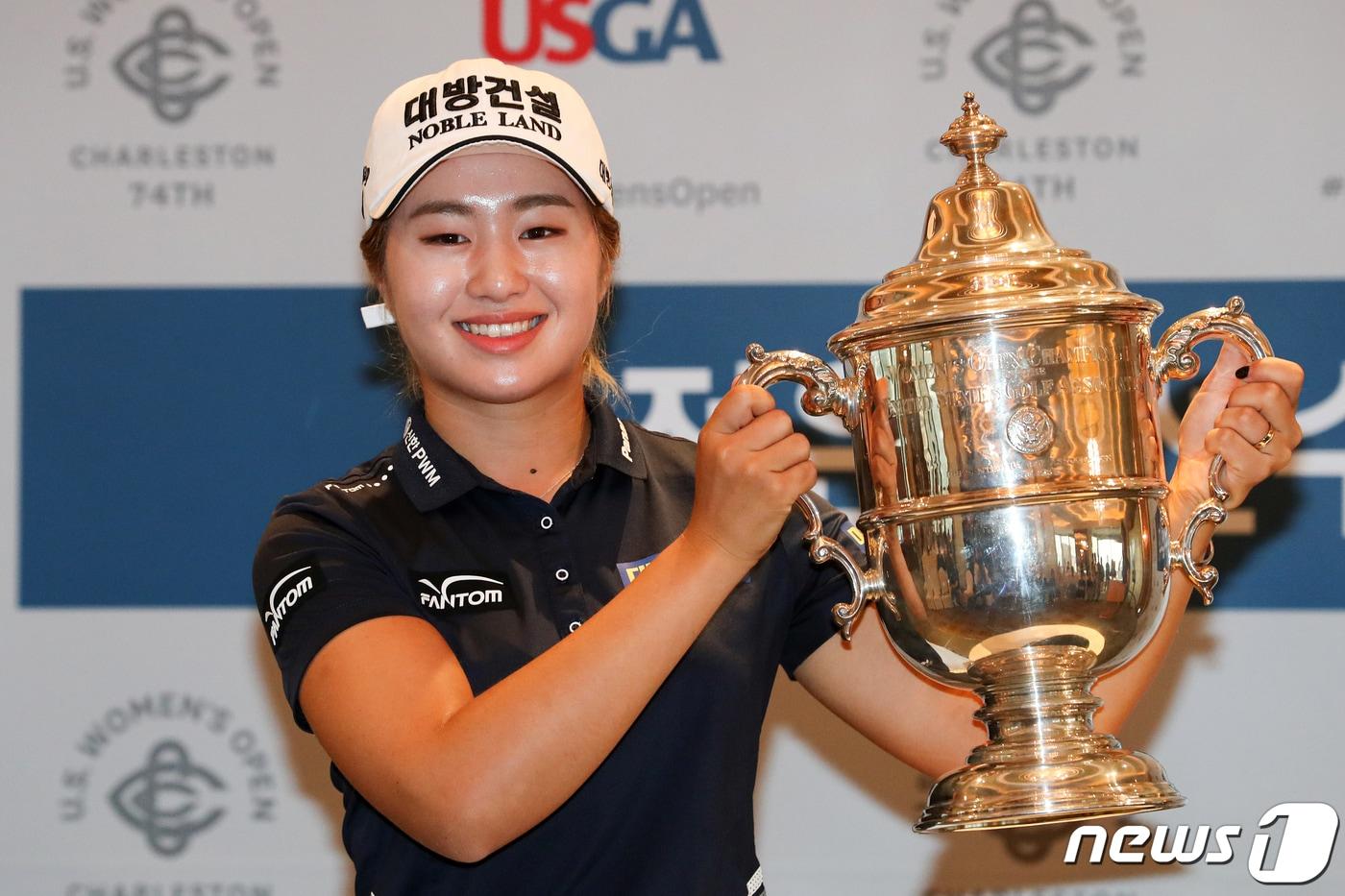 지난6월 US오픈 우승자인 이정은이 4일 오전 서울 중구 롯데호텔에서 열린 우승트로피 투어 기자간담회에서 트로피를 들고 미소짓고 있다. 2019.9.4/뉴스1 ⓒ News1 이승배 기자