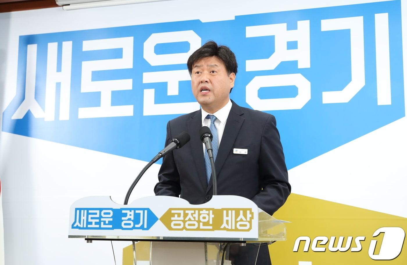 본문 이미지 - 김용 경기도 대변인이 4일 오전 도청 브리핑룸에서 '스포츠선수 인권침해(성폭력) 실태조사 발표 및 개선대책을 브리핑하고 있다.(경기도 제공) ⓒ 뉴스1