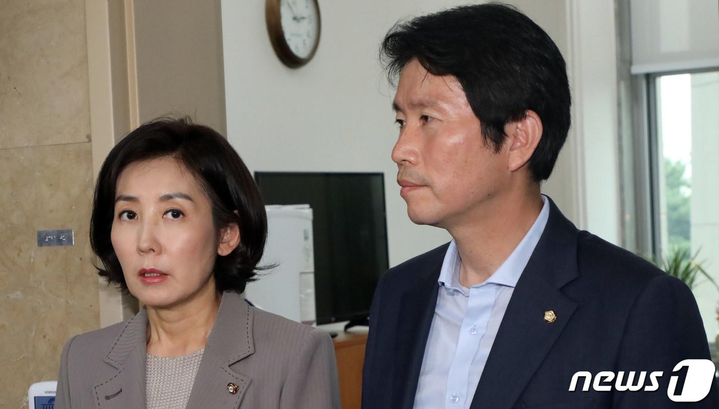 본문 이미지 - 나경원 자유한국당 원내대표와 이인영 더불어민주당 원내대표가 4일 서울 여의도 국회에서 조국 법무부 장관 후보자 인사청문회 관련 합의 후 발표를 하고 있다. 2019.9.4/뉴스1 ⓒ News1 김명섭 기자