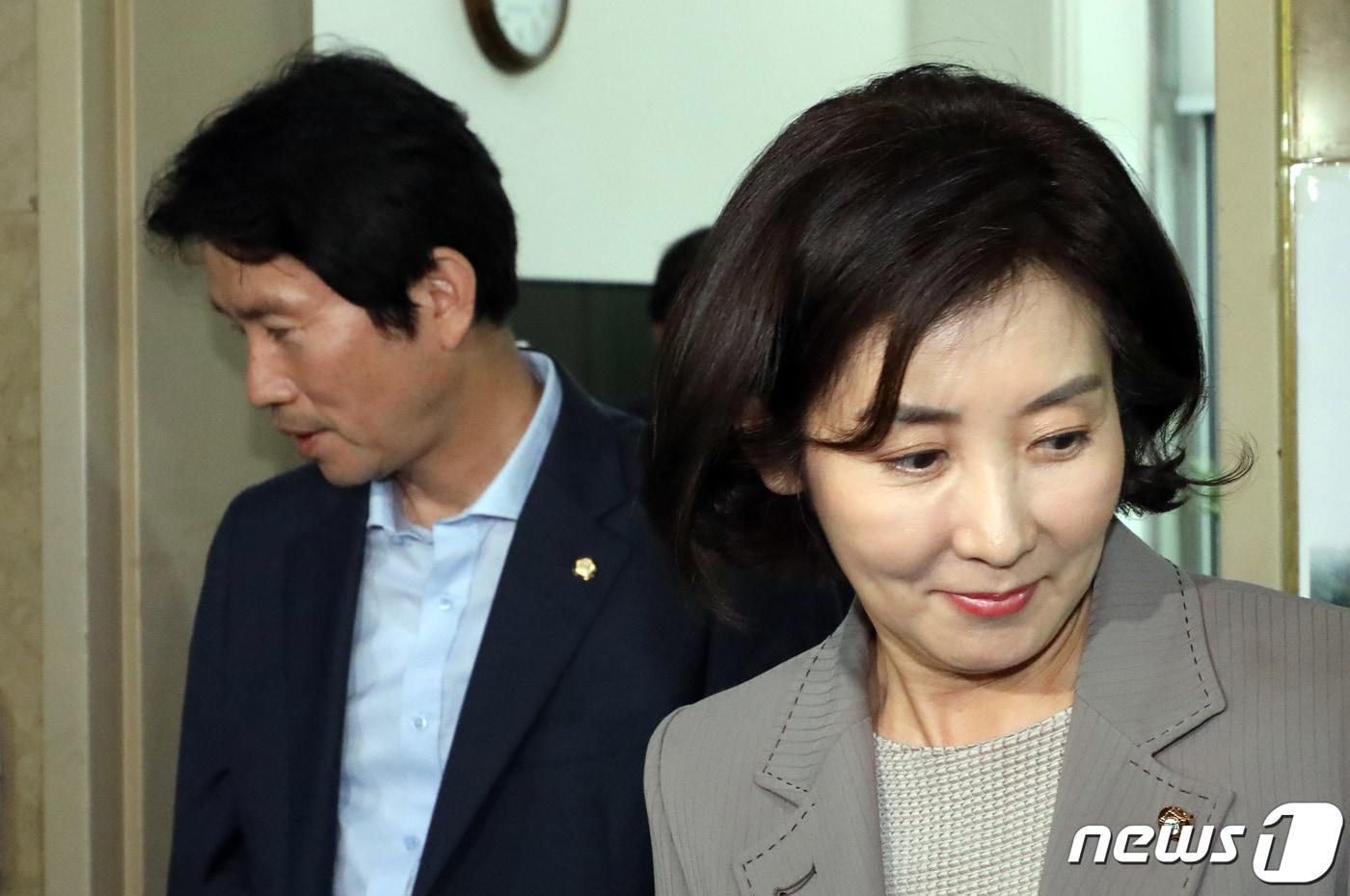 본문 이미지 - 나경원 자유한국당 원내대표와 이인영 더불어민주당 원내대표가 4일 서울 여의도 국회에서 조국 법무부 장관 후보자 인사청문회 관련 합의 후 발표를 하고 있다. 2019.9.4/뉴스1 ⓒ News1 김명섭 기자