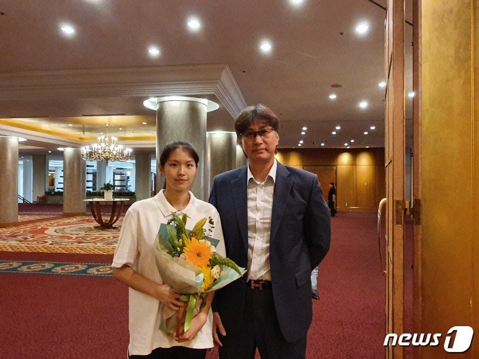 본문 이미지 - 4라운드 1순위로 흥국생명에 지명된 이유안과 아버지 이상열 경기대 감독.ⓒ 뉴스1