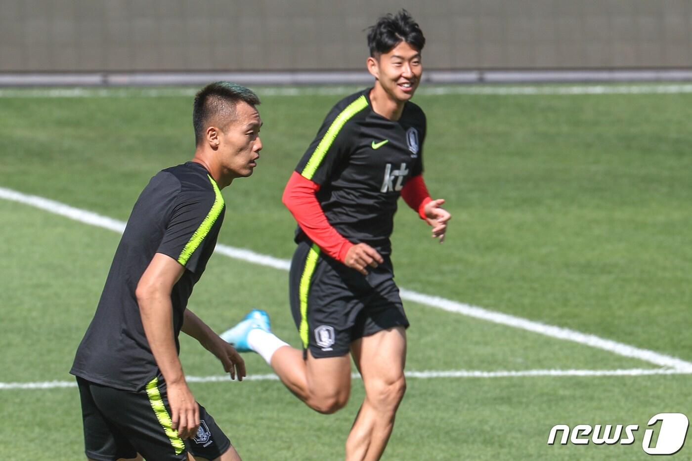 축구 국가대표팀 김신욱과 손흥민이 4일 오후(한국시간) 터키 이스탄불 파티흐 테림 연습경기장에서 훈련을 하고 있다. 2019.9.4/뉴스1 ⓒ News1 성동훈 기자