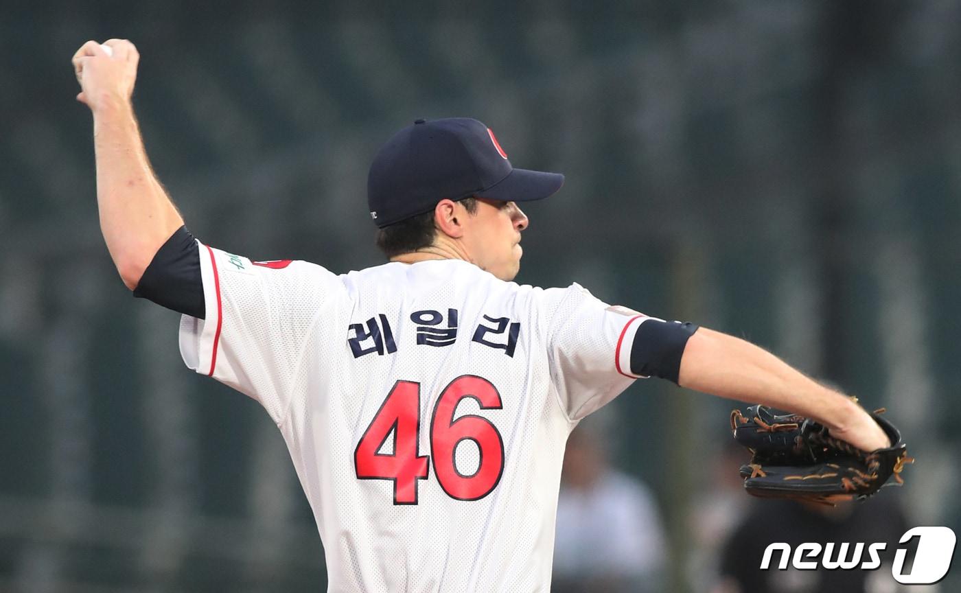 본문 이미지 - 4일 부산 사직야구장에서 열린 프로야구 2019 신한은행 마이카 KBO리그 삼성 라이온즈 대 롯데 자이언츠의 경기에서 롯데 선발투수 레일리가 역투하고 있다. 2019.9.4/뉴스1 ⓒ News1 여주연 기자
