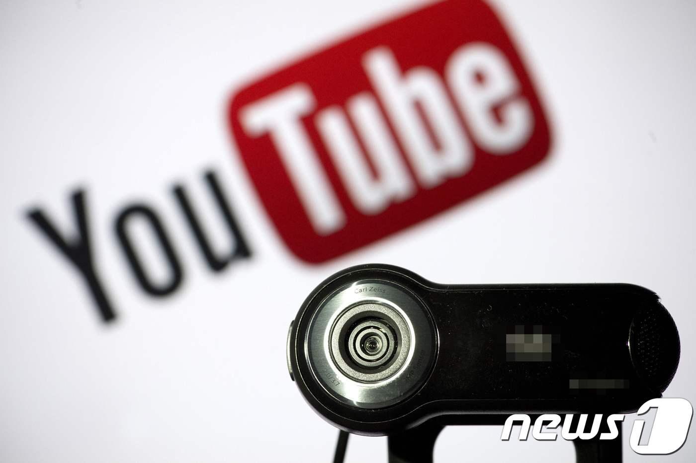 유튜브의 광고를 제한·배제하는 구글의 '노란 딱지'를 두고 '표현의 자유' 침해 논란이 일고 있다. (Photo by LIONEL BONAVENTURE / AFP)