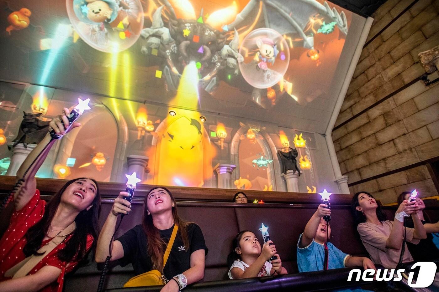 에버랜드 '레니의 마법학교'를 찾은 고객들이 멀티미디어쇼를 체험하고 있다.(에버랜드 제공) ⓒ News1 김평석 기자