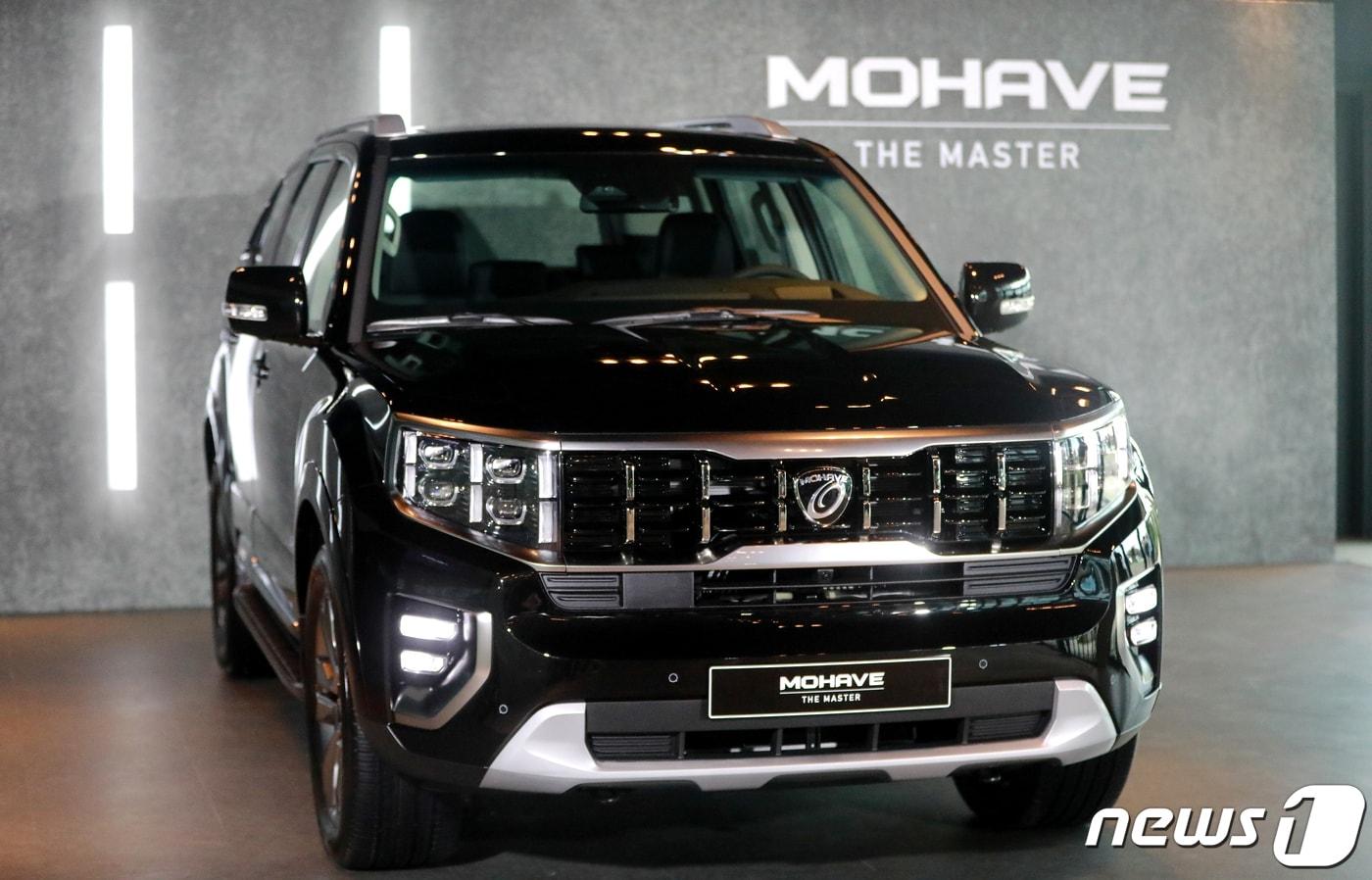 5일 오전 인천시 중구 네스트 호텔에서 열린 '기아자동자 모하비 더 마스터(MOHAVE the Master)발표회'에서 신형 모하비가 공개되고 있다.모하비 더 마스터는 국산 동급 유일 V6 3.0디젤엔진을 적용했으며, 프레임 바디와 전자식 4WD, 험로 주행모드(터레인 모드, Terrain Model)를 적용해 주행성능을 높였다. 플래티넘 트림은 4700만원, 마스터즈 트림은 5160만원이다.2019.9.5/뉴스1 ⓒ News1 정진욱 기자