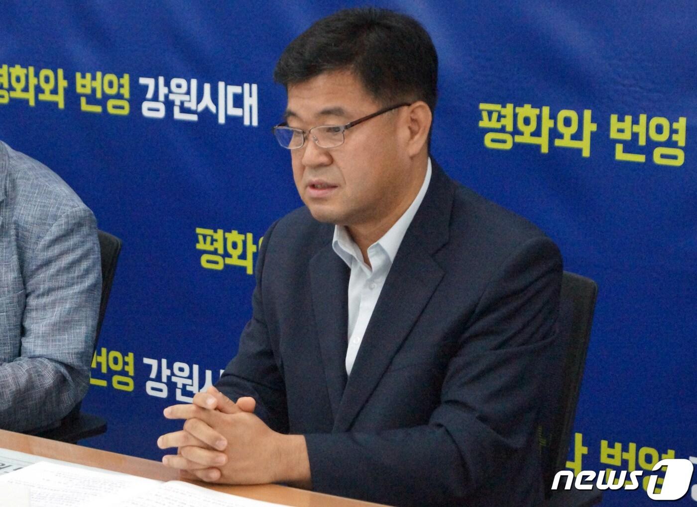 본문 이미지 - 신동학 동해안권경제자유구역청장이 5일 강원도청 기자실에서 국제해양‧복합관광도시 및 첨단소재 융‧복합산업 육성을 위한 지구별 주요성과와 중점과제에 대해 설명하고 있다. 2019.9.5/뉴스1 ⓒ News1 하중천 기자