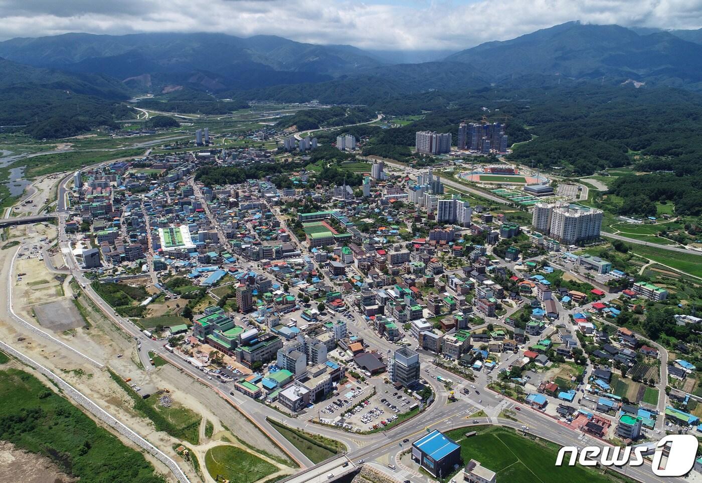 본문 이미지 - 양양군이 신종 코로나바이러스 감염증(코로나19) 확산을 예방하기 위해 많은 사람이 이용하는 공공시설을 잠정 폐쇄하기로 했다. 양양 전경(양양군 제공) ⓒ News1
