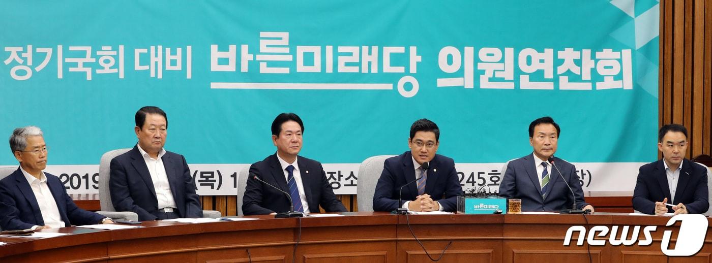 본문 이미지 - 오신환 바른미래당 원내대표가 5일 서울 여의도 국회에서 열린 2019 정기국회 대비 바른미래당 의원연찬회에서 발언하고 있다. 오신환 원내대표는 "약 한달간 계속된 조국 사태의 시발점은 문재인 대통령의 모만과 독선에서 비롯됐다＂고 말했다. 2019.9.5/뉴스1 ⓒ News1 이종덕 기자