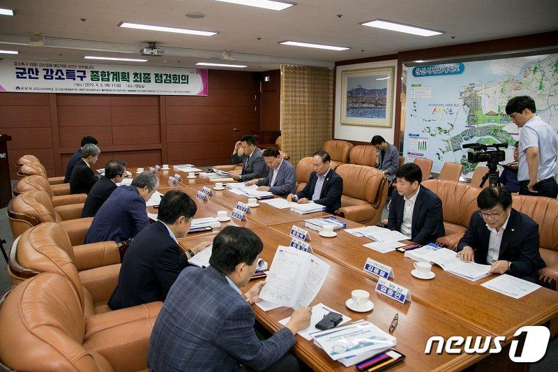 본문 이미지 - 강임준 군산시장과 곽병선 군산대총장, 연구기관 관계자들이 참석한 가운데 군산강소특구 종합계획 점검회의를 군산시청에서 갖고 있다. /ⓒ 뉴스1