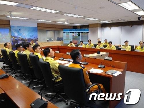 본문 이미지 - 정윤기 행정부시장이 5일 오전 9시 재난대책본부 상황실에서 행정안전부 장관 주재 영상회의에 참석하고 있다. ⓒ 뉴스1