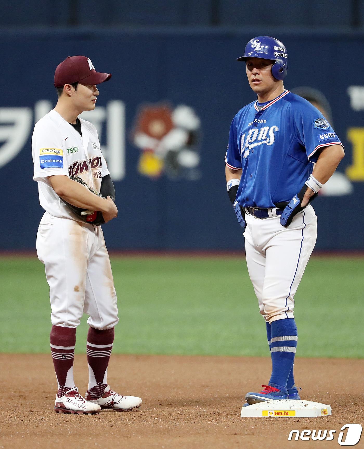 본문 이미지 - 5일 오후 서울 구로구 고척스카이돔에서 열린 프로야구 '2019KBO리그' 삼성과 키움의 경기에서 5회초 삼성 강민호가 2루타를 친후 2루 베이스에서 키움 김하성과 대화를 나누고 있다. 강민호의 얼굴에 웃음기가 사라졌다. 2019.9.5/뉴스1 ⓒ News1 박세연 기자