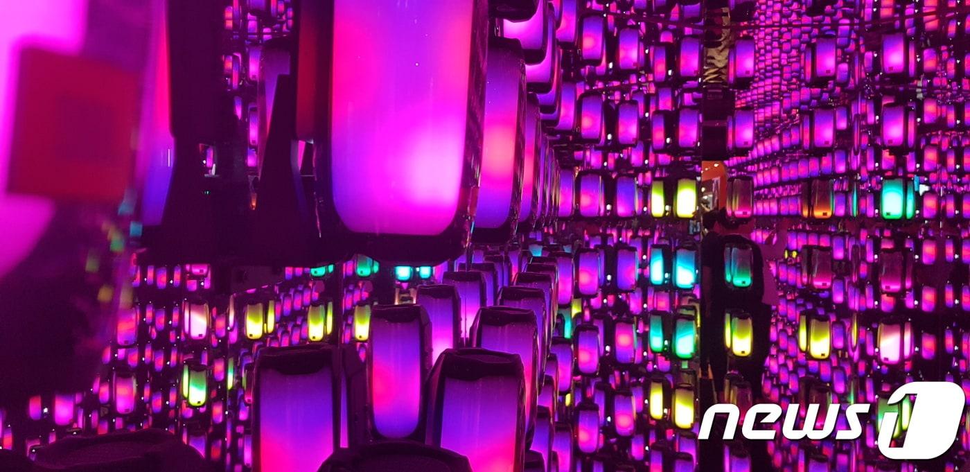 본문 이미지 - 5일 독일 베를린 'IFA(국제가전전시회) 2019'에 마련된 하만의 부스 모습. JBL가 생산한 펄스4제품이 벽에 연달아 붙어있다.  ⓒ 뉴스1