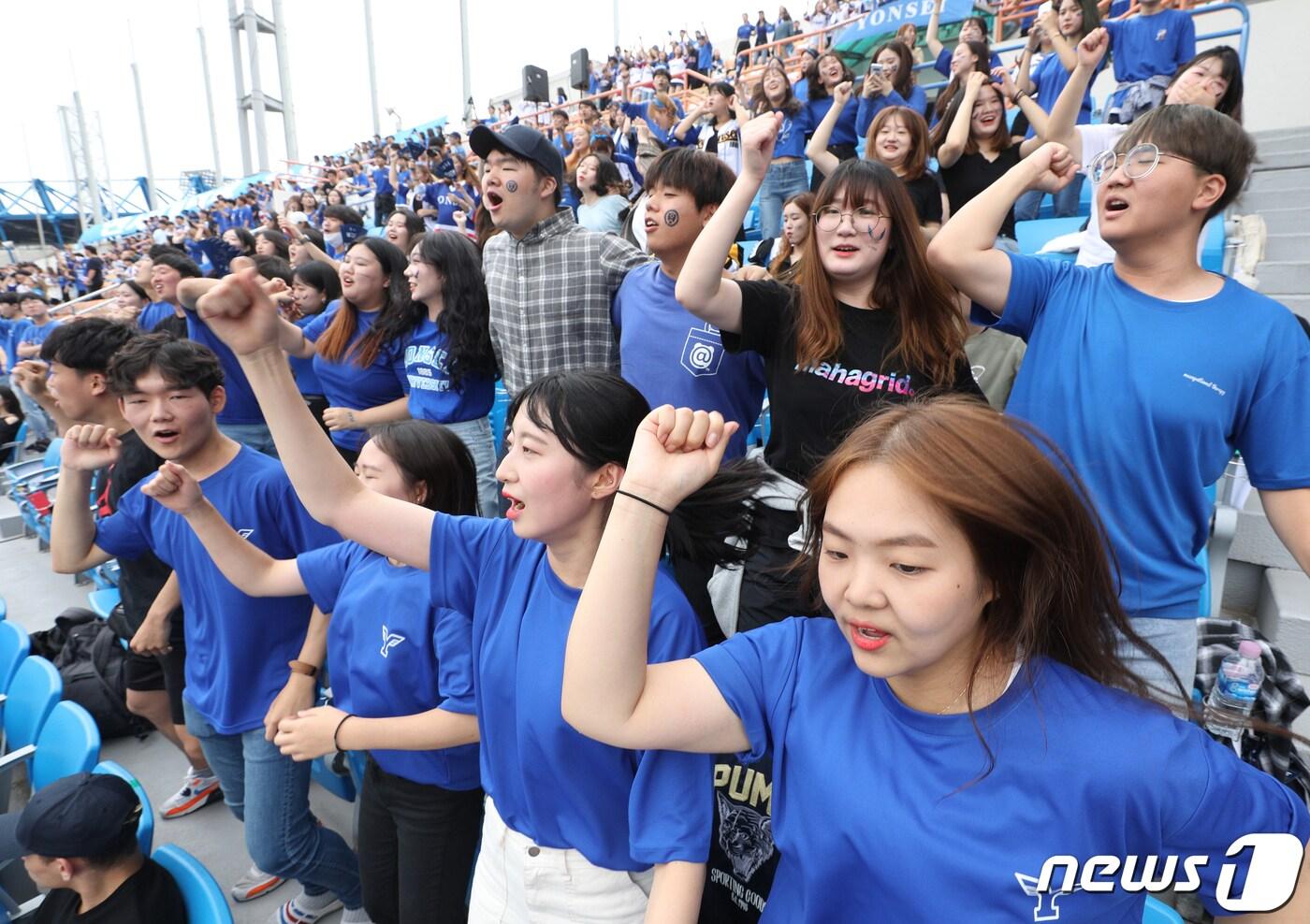 본문 이미지 - 서울 목동야구장에서 지난해 9월 열린 '2019 정기 고연전(연고전) 야구 경기에서 연세대 학생들이 열띤 응원을 펼치고 있다./뉴스1 ⓒ News1 신웅수 기자