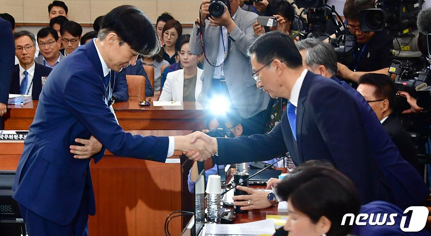 2019년 9월 6일 조국 법무부장관 후보자가 서울 여의도 국회 법제사법위원회 전체회의장에서 열린 인사청문회에서 정성호 더불어민주당 의원과 인사를 하고 있다. 2019.9.6/뉴스1 ⓒ News1 DB