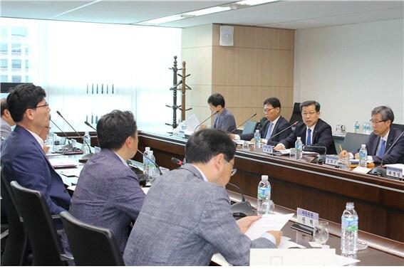 본문 이미지 - 이재광 HUG 사장 주재로 경영진과 ‘HUG 경영혁신 자문단’이 참석한 ‘HUG 제3회 경영혁신 자문회의’가 개최되고 있다./사진제공=HUGⓒ 뉴스1