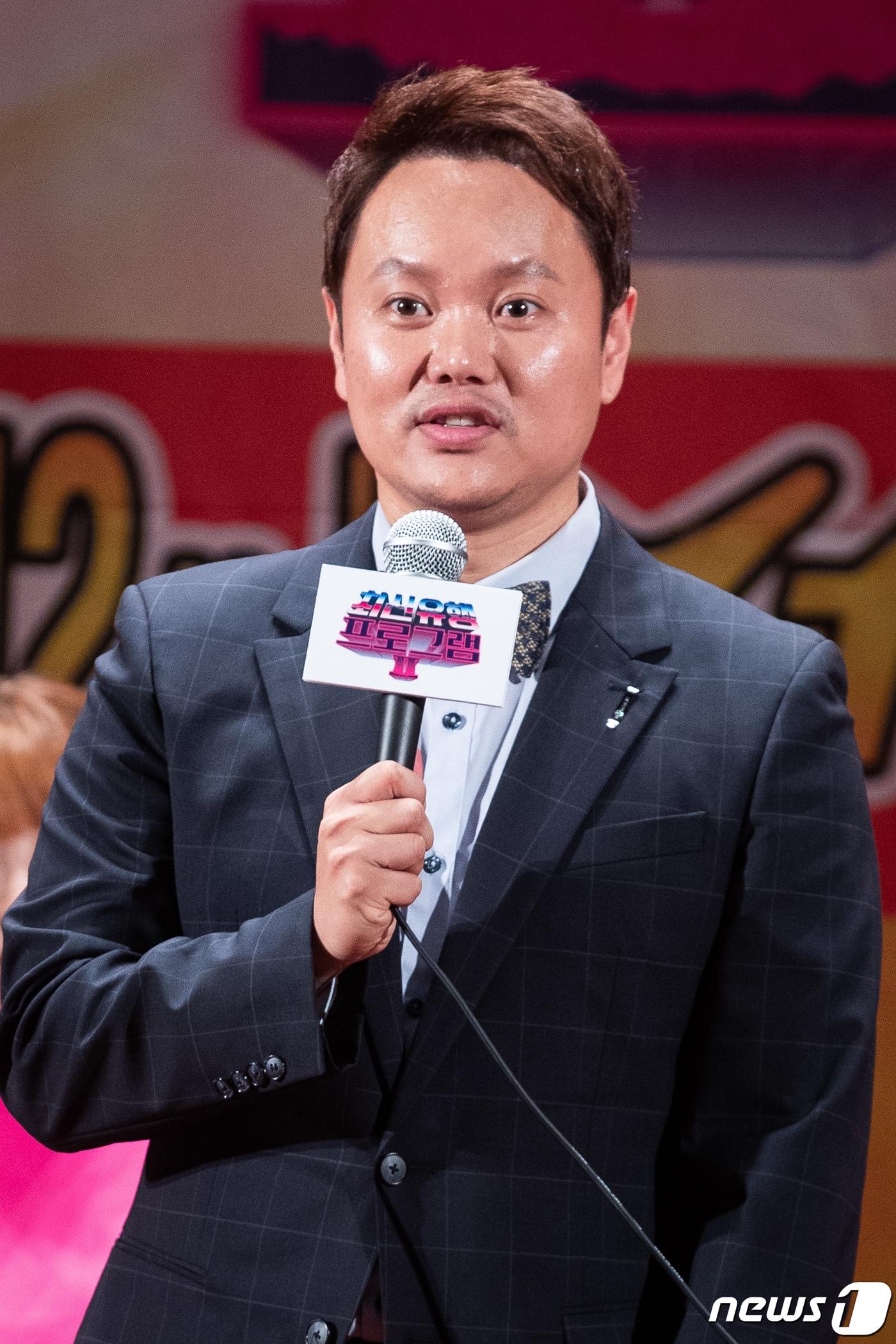 본문 이미지 - 김민교가가 6일 서울 마포구 누리꿈스퀘어에서 열린 XtvN '최신유행 프로그램2' 제작발표회에서 인사말을 하고 있다. 9월7일 밤 12시 첫 방송되는 XtvN '최신유행 프로그램2'는 tvN 롤러코스터와 SNL의 DNA를 계승하여 최신 트렌드와 유행코드를 다채로운 코너에 담아 시청자들의 공감과 재미를 이끌어내는 하이브리드 버라이어티 프로그램이다. 시즌 1을 이끌었던 권혁수, 김민교, 예원, 이세영, 문빈, 박규남, 지예은이 출연을 확정했으며, 정이랑, 강윤, 아린, 김은정, 강율, 그리고 '왕년 인싸' 이홍렬이 시즌 2에 새로 합류했다. 2019.9.6/뉴스1 ⓒ News1 유승관 기자