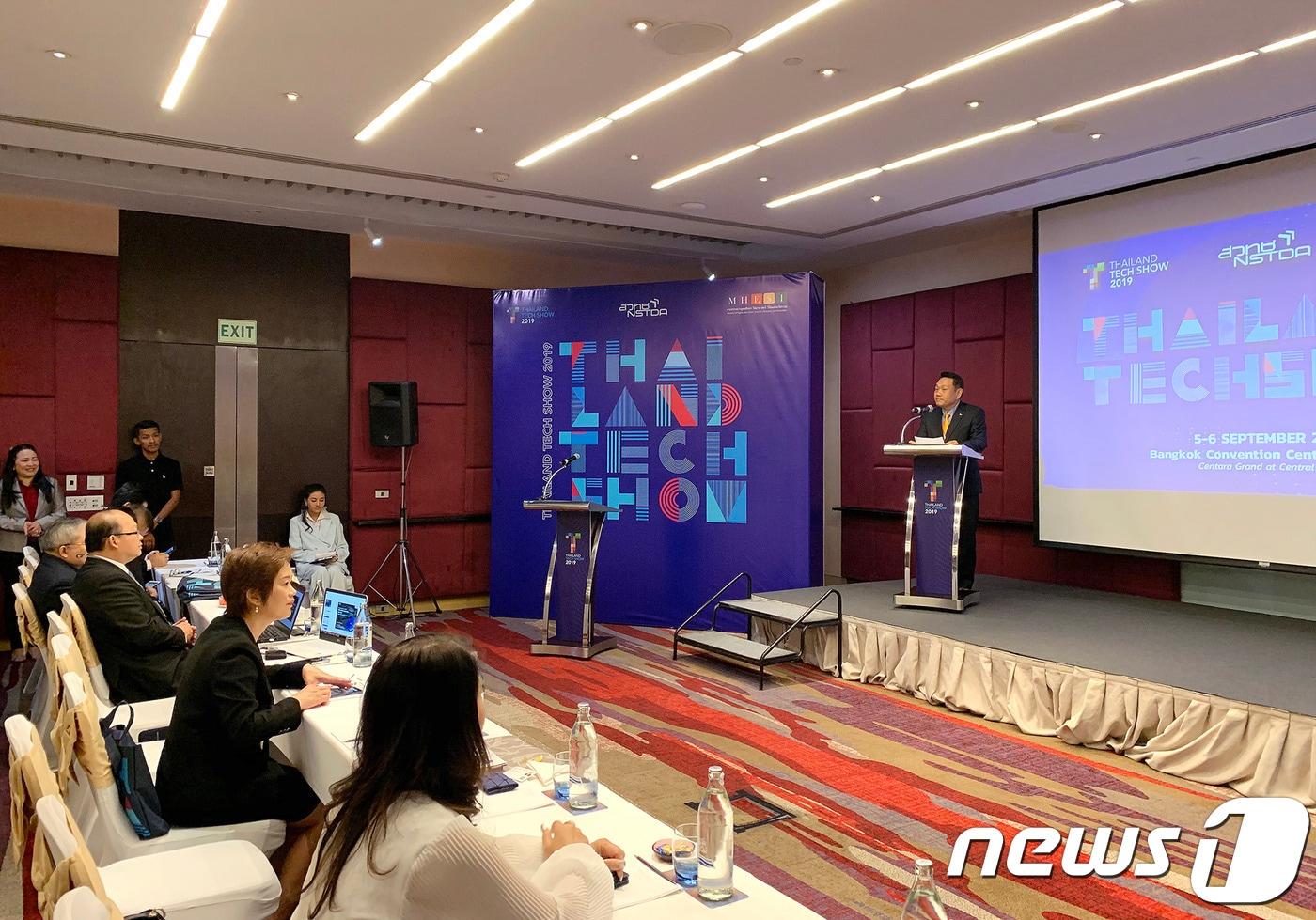본문 이미지 - 6일(금) 태국 방콕 'Thailand Tech Show 2019'에서 태국 주요 금융기관 임직원을 대상으로 강연 하고 있는 양정주 기술보증기금 홍보실장ⓒ 뉴스1