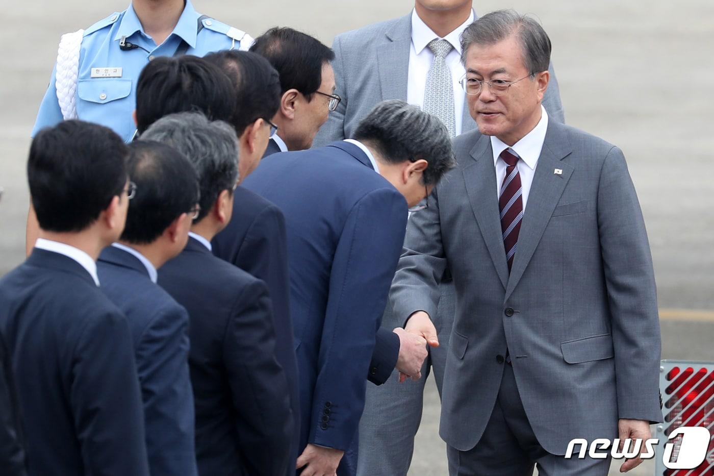 본문 이미지 - 동남아 3개국 순방을 마친 문재인 대통령 내외가 6일 오후 경기도 성남 서울공항을 통해 귀국해 노영민 대통령 비서실장 등 청와대 참모진과 인사를 나누고 있다. 2019.9.6/뉴스1 ⓒ News1 민경석 기자