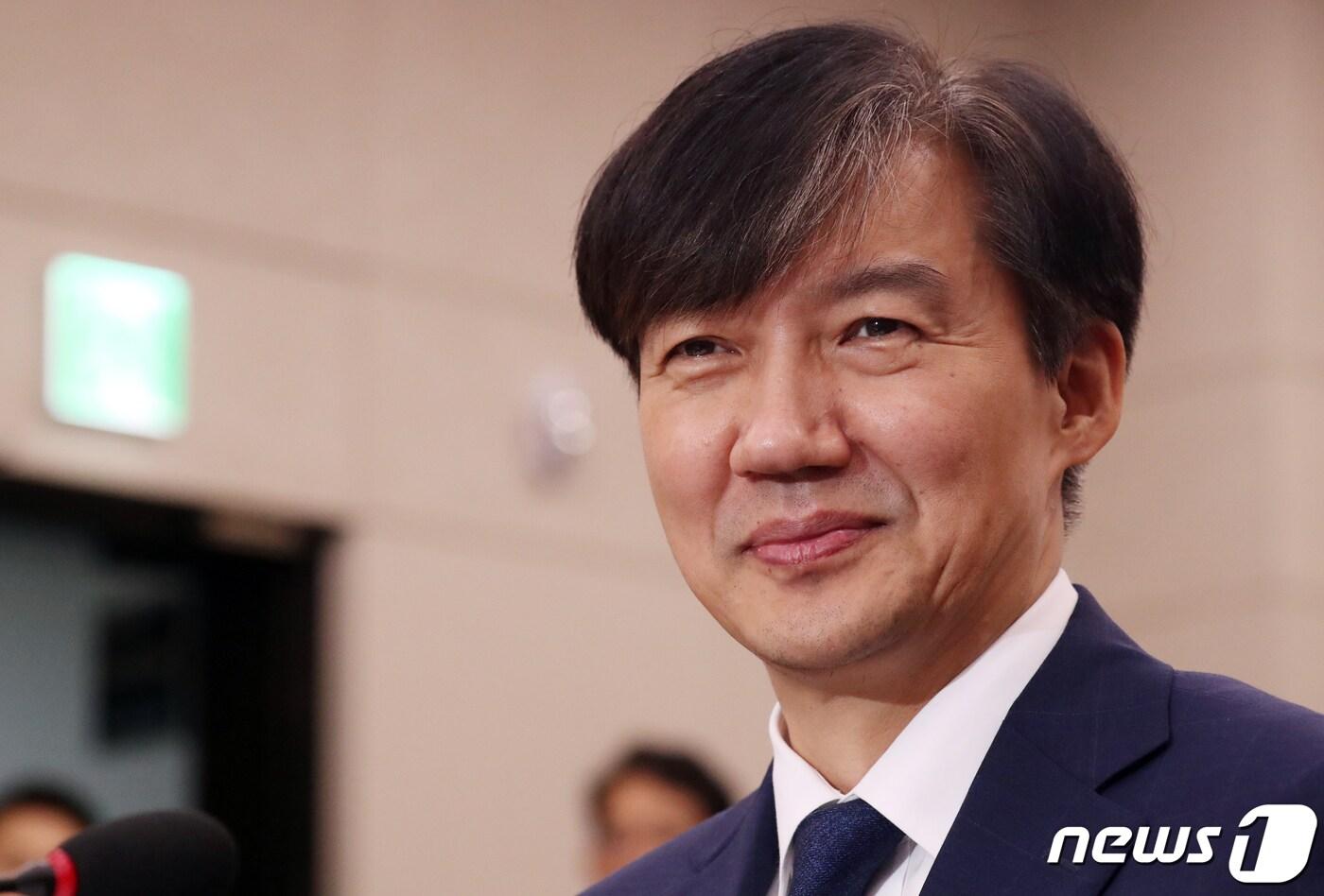 조국 법무부장관 후보자가 6일 오후 서울 여의도 국회 법제사법위원회 전체회의장에서 열린 인사청문회에서 재재보충질의전 대안정치연대 소속 박지원 의원의 인사말을 들으며 미소짓고 있다. 이날 조국 후보자에 대한 청문회는 딸 입시·사모펀드·웅동학원 문제가 쟁점이다. 2019.9.6/뉴스1 ⓒ News1 김명섭 기자