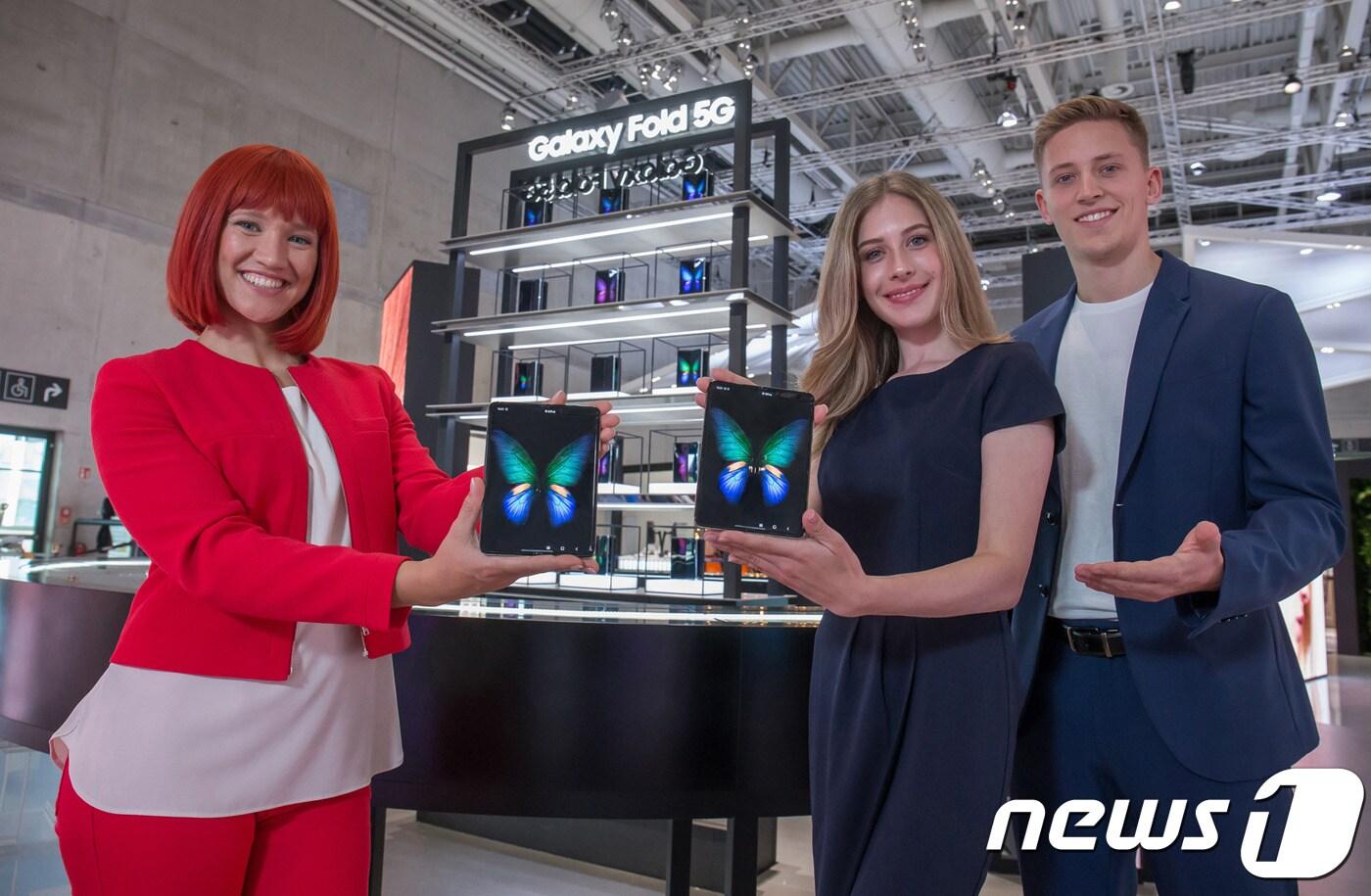 IFA 공식 모델(왼쪽)과 삼성전자 모델들이 독일 베를린에서 열리는 가전전시회 'IFA 2019' 내 삼성전자 전시장에서 새로운 모바일 카테고리 스마트폰 '갤럭시 폴드 5G'를 소개하고 있다.(삼성전자)ⓒ 뉴스1