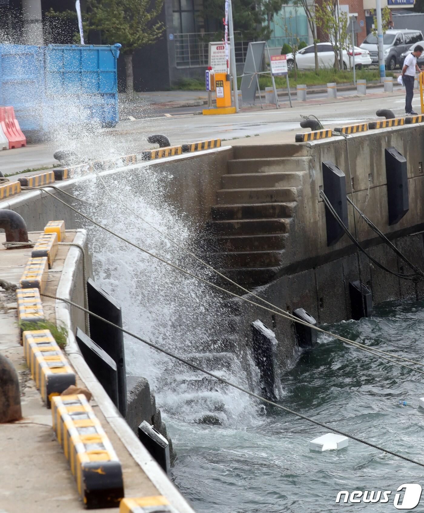 본문 이미지 - 전북 군산시 비응항에 파도가 부딪히고 있다.(기사와 무관) 2019.9.7/뉴스1 DB