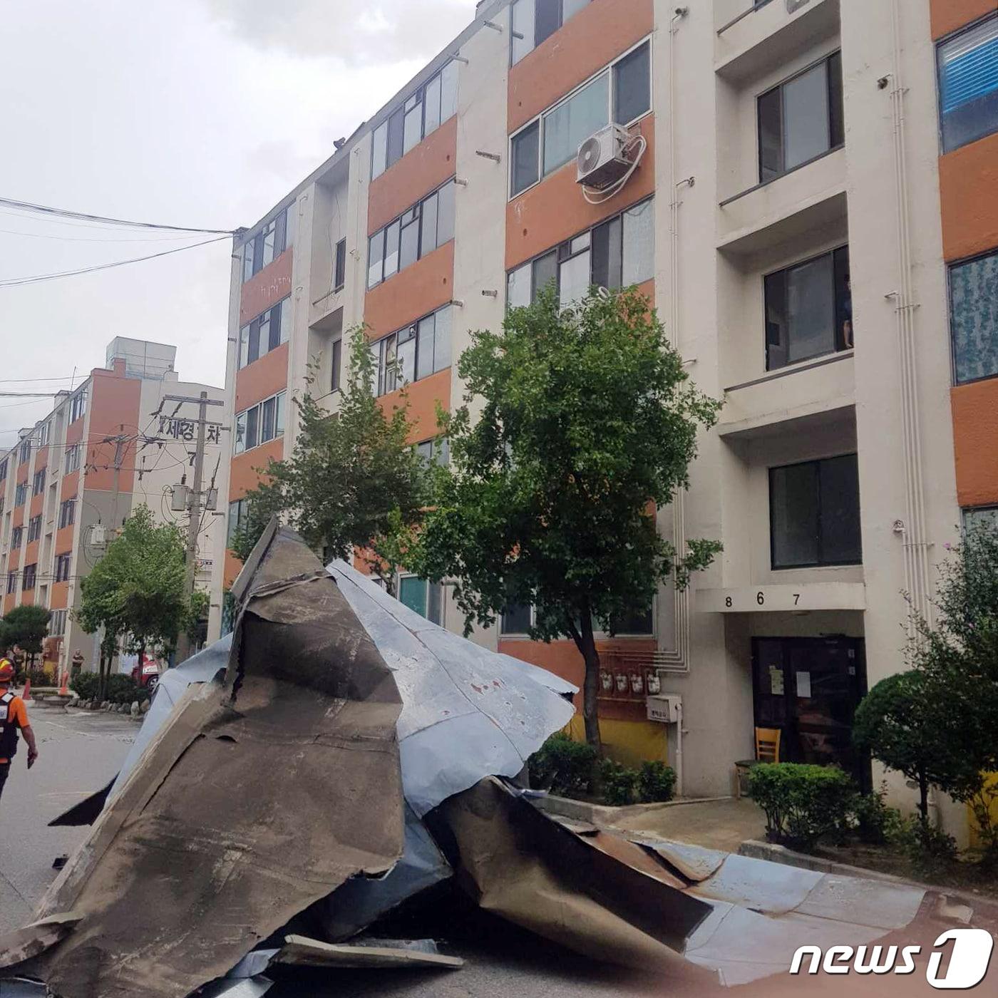 본문 이미지 - 7일 오전 7시32분께 강원 원주시 명륜동 세경1차 아파트 옥상에 설치된 양철판이 제13호 태풍 '링링'이 몰고 온 강풍에 의해 떨어져 주차된 차량을 덮쳤다. (원주소방서 제공) 2019.9.7/뉴스1 ⓒ News1 박하림 기자