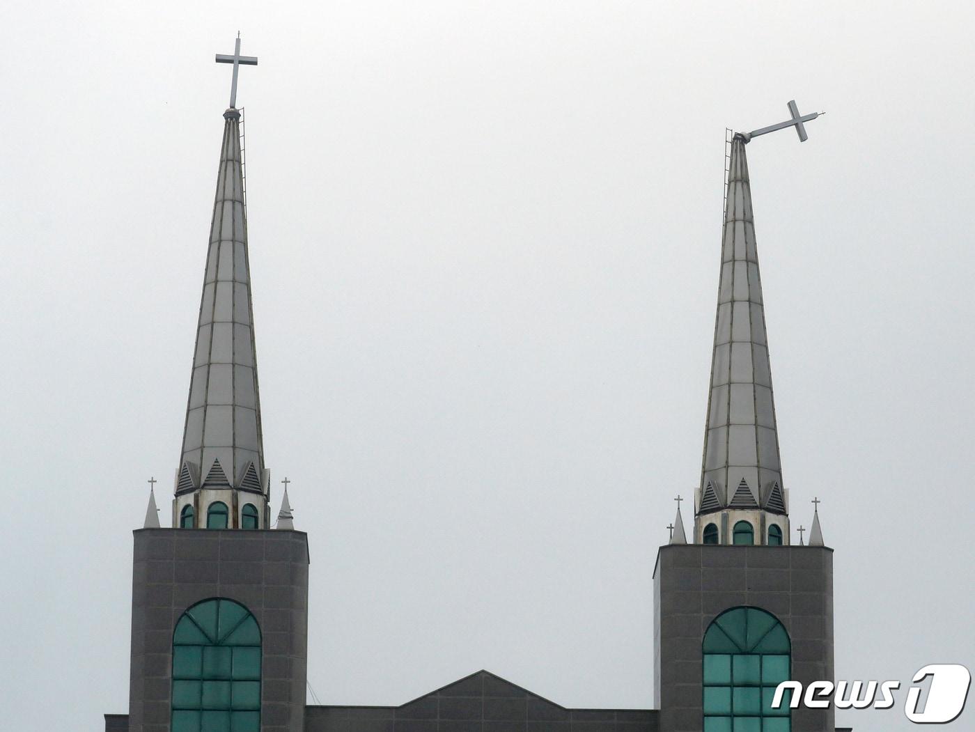 본문 이미지 - 3일 대전·충남은 대체로 흐린 가운데 오후 들어 대부분의 지역에 강한 바람이 불 것으로 예보됐다. 충남 태안군 한 교회 십자가가 강풍에 휘어져 있다. (자료사진) /뉴스1 