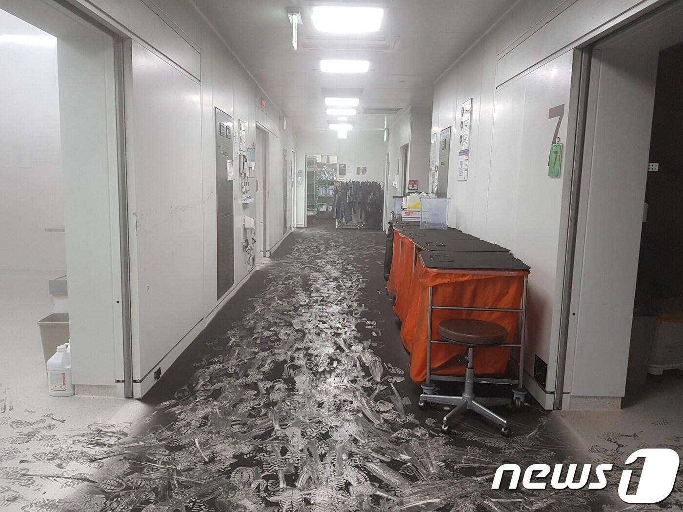 본문 이미지 - 8일 오전 5시 11분쯤 충북 청주시 한 종합병원 수술회복실에서 화재가 발생했다. 이 불로 환자 등 134명이 긴급 대피하는 소동이 벌어졌다. (충북도소방본부 제공) 2019.9.8 ⓒ 뉴스1