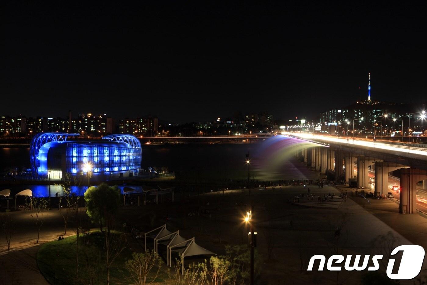 본문 이미지 - 반포대교 달빛무지개분수와 세빛섬 야경.(서울시 제공) ⓒ 뉴스1