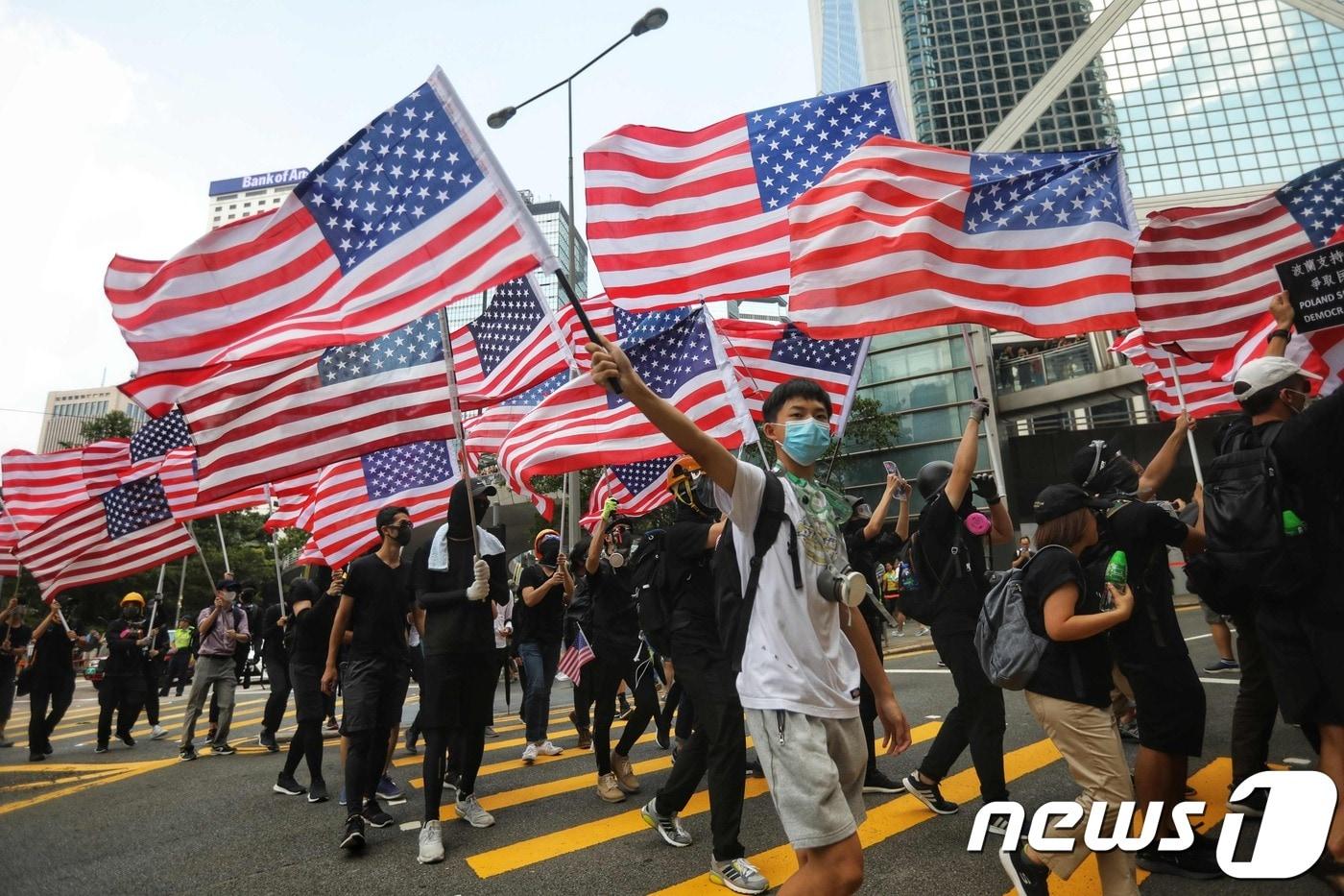 본문 이미지 - 8일 홍콩 시위대가 성조기를 들고 가두행진을 펼치고 있다. ⓒ AFP=뉴스1