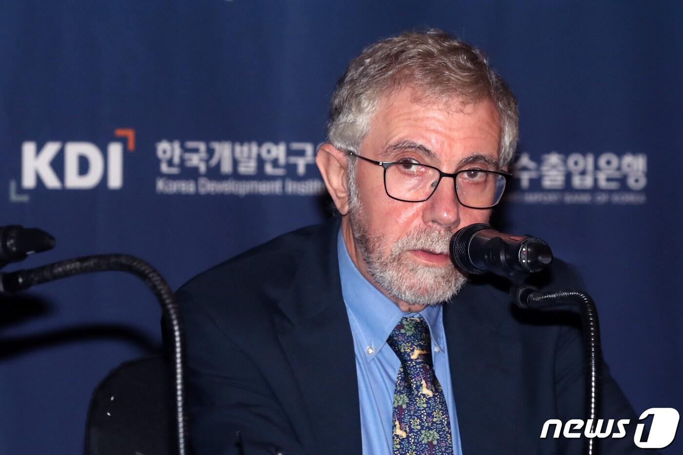 2008년 노벨경제학상 수상자 폴 크루그먼(Paul Krugman) 뉴욕시립대 교수가 9일 오전 서울 영등포구 여의도 콘래드호텔에서 열린 '2019년 경제발전 경험공유사업(KSP) 성과공유 컨퍼런스'에 참석해 기자간담회를 갖고 취재진의 질문에 답하고 있다. 이번 행사에서는 국제사회의 불균형과불확실성에 맞서 KSP의 '포용과 혁신' 노하우를 공유하고, 향후 15년을 위한 방안들을 논의할 예정이다. 2019.9.9/뉴스1 ⓒ News1 민경석 기자