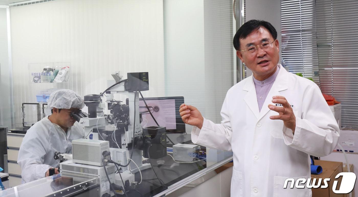 본문 이미지 - 제주대학교 줄기세포연구센터장 박세필 교수가 9일 오전 제주대학교 줄기세포연구센터에서 알츠하이머질환 연구모델 형질전환돼지 생산기술 미국특허 획득 관련 기술을 설명하고 있다. 농촌진흥청의 '우장춘 프로젝트(2012~2017)'의 일환으로 진행된 이번 연구 성과로 신약 개발 등 치매 원인규명에 새로운 전기가 마련될 것으로 기대되고 있다. 2019.9.9 /뉴스1 ⓒ News1 오현지 기자