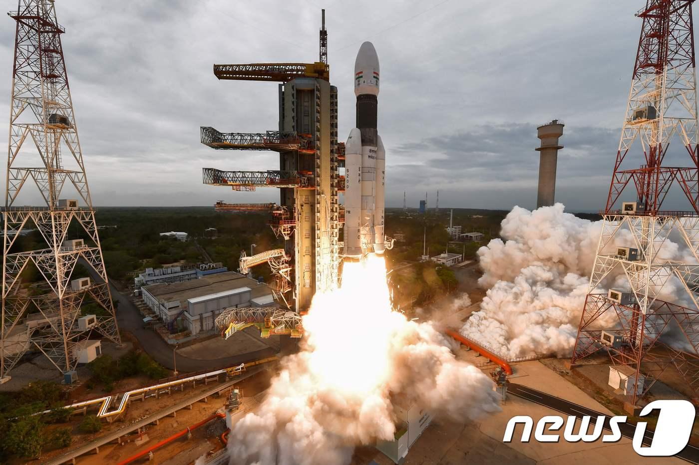 본문 이미지 - 지난 7월22일(현지시간) 인도 스리하리코타섬에 있는 사티시 다완 우주센터에서 찬드라얀 2호가 발사되고 있다. ⓒ AFP=뉴스1