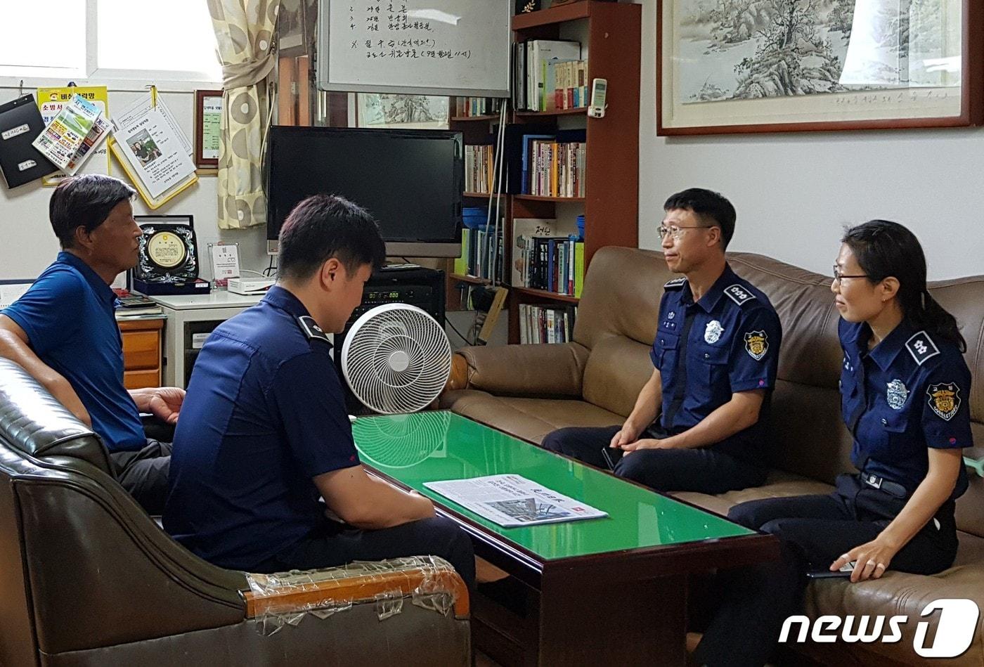 본문 이미지 - 복지시설을 방문한 순천교도소 관계자들.(순천교도소 제공) /뉴스1 ⓒ News1