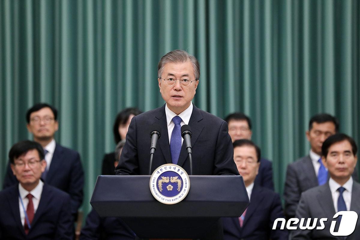 본문 이미지 - 문재인 대통령이 9일 청와대 본관에서 대국민 메시지를 발표하고 있다. (청와대 제공) 2019.9.9/뉴스1