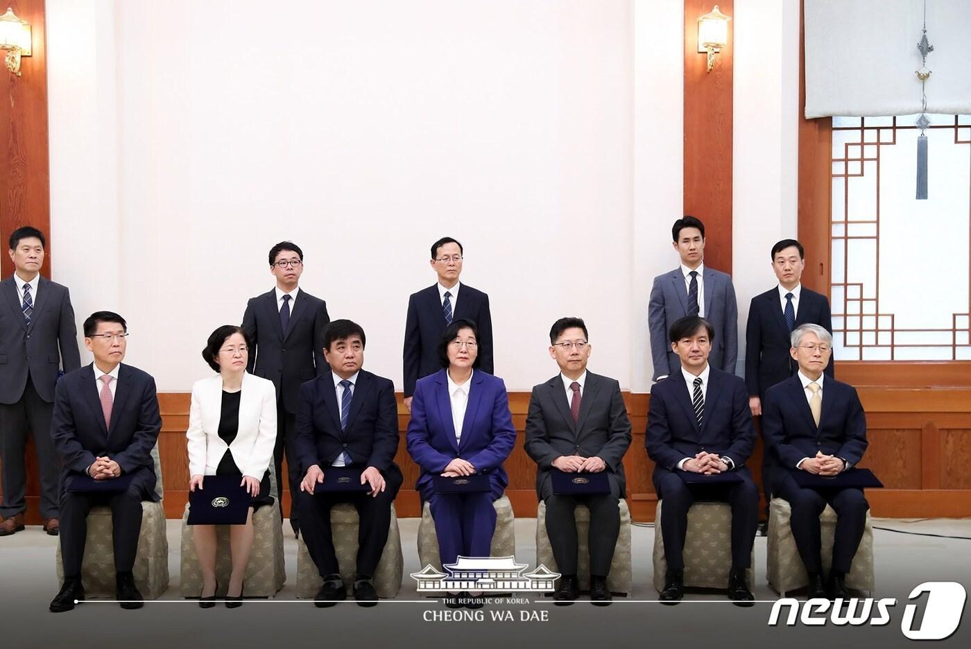 본문 이미지 - 9일 오후 청와대에서 열린 6명의 장관 및 장관급 인사 임명장 수여식에서 조국 법무부 장관 등이 자리에 앉아 있다. 앞줄 왼쪽부터 은성수 금융위원장, 조성욱 공정거래위원장, 이정옥 여성가족부 장관, 김현수 농림축산식품부 장관, 조국 법무부 장관, 최기영 과학기술통신부 장관. (청와대 페이스북) 2019.9.9/뉴스1