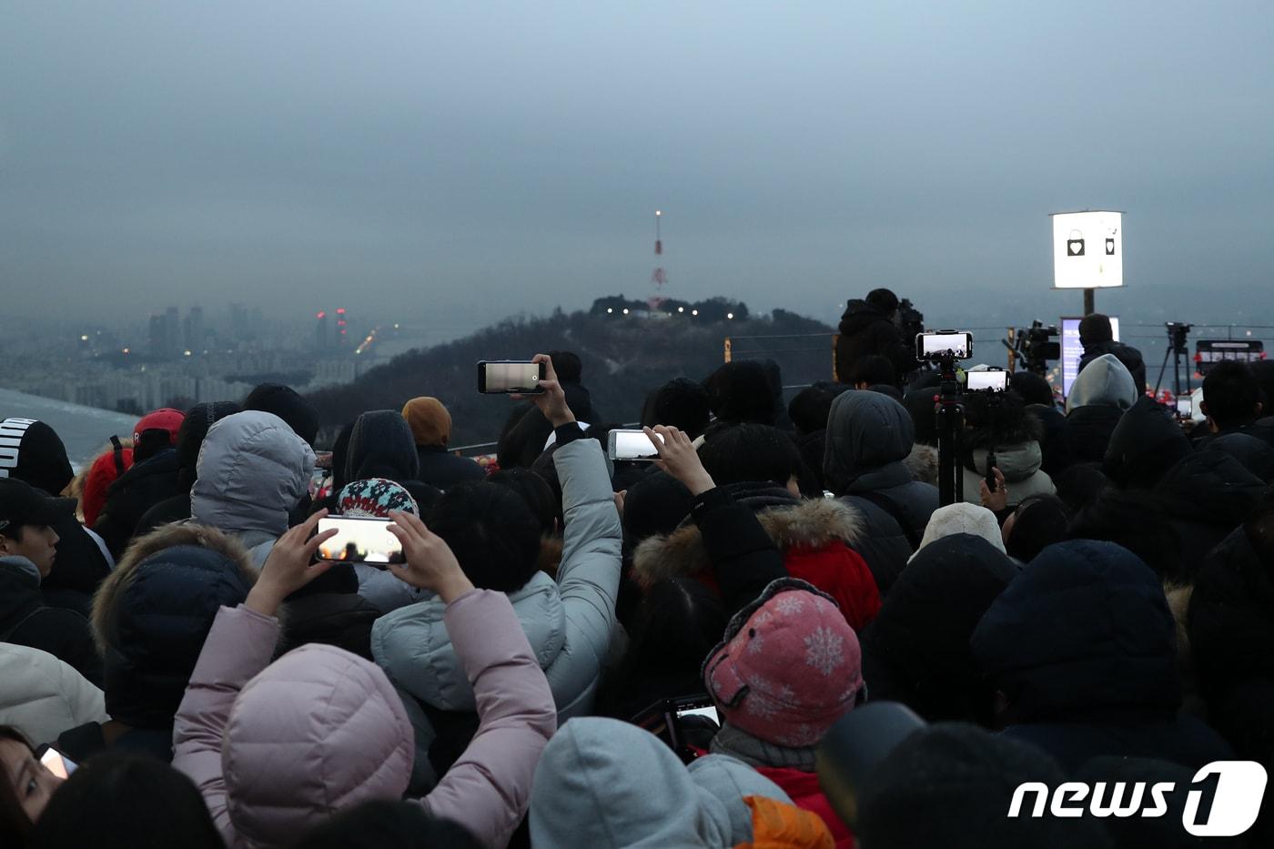2020년 경자년(庚子年) 새해 첫날인 1일 오전 서울 중구 남산공원을 찾은 시민들이 짙은 구름 너머로 해를 찾고 있다. 2020.1.1/뉴스1 ⓒ News1 민경석 기자