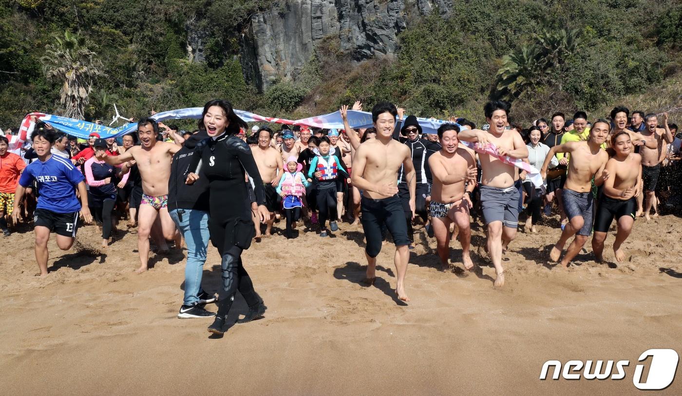 2020년 경자년(庚子年) 새해 첫 날인 1일 제주 서귀포시 중문색달해수욕장에서 제20회 서귀포 겨울바다 국제펭귄수영대회 참가자들이 바다로 뛰어들고 있다.2020.1.1/뉴스1 ⓒ News1 오현지 기자