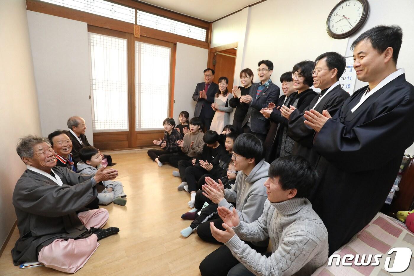 본문 이미지 - 새해 첫날인 1일 오전 경북 영양군 일월면 주곡리 조휘영(90·왼쪽)씨가 세배를 마친 자식과 손주들에게 덕담을 건네자 온 가족이 박수를 치며 웃음꽃을 피우고 있다. 「승무」를 지은 시인 조지훈(1920~1968·본명 동탁)의 생가인 호은종택과 시인의 호에서 따온 지훈문학관이 있는 이곳 주실마을은 한양 조씨 집성촌으로 1928년 무렵부터 100년 가까이 양력설을 쇠고 있다. 2020.1.1/뉴스1 ⓒ News1 공정식 기자