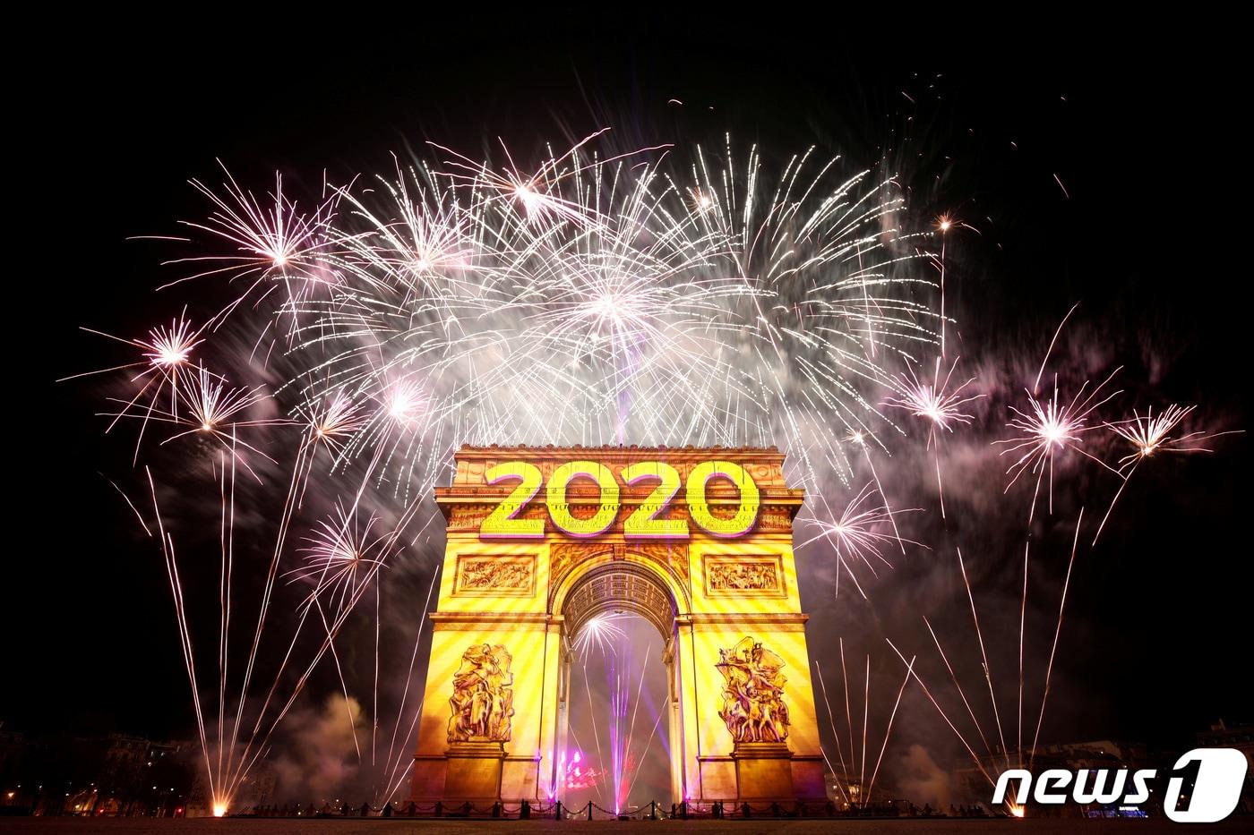 1일(현지시간) 프랑스 파리 샹젤리제 거리 개선문에서 새해를 맞이하는 화려한 불꽃이 펼쳐지고 있다. ⓒ 로이터=뉴스1 ⓒ News1 이동원 기자